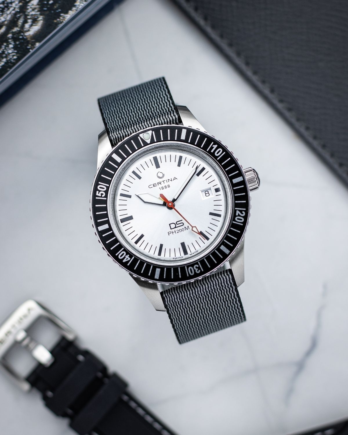 Certina DS PH200M Powermatic 80 mit silbernem Zifferblatt von vorne abgebildet vor hellgrauem Hintergrund