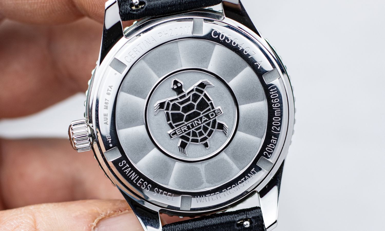 Der Gehäuseboden mit der eingravierten Schildkröte der Certina DS PH200M Powermatic 80