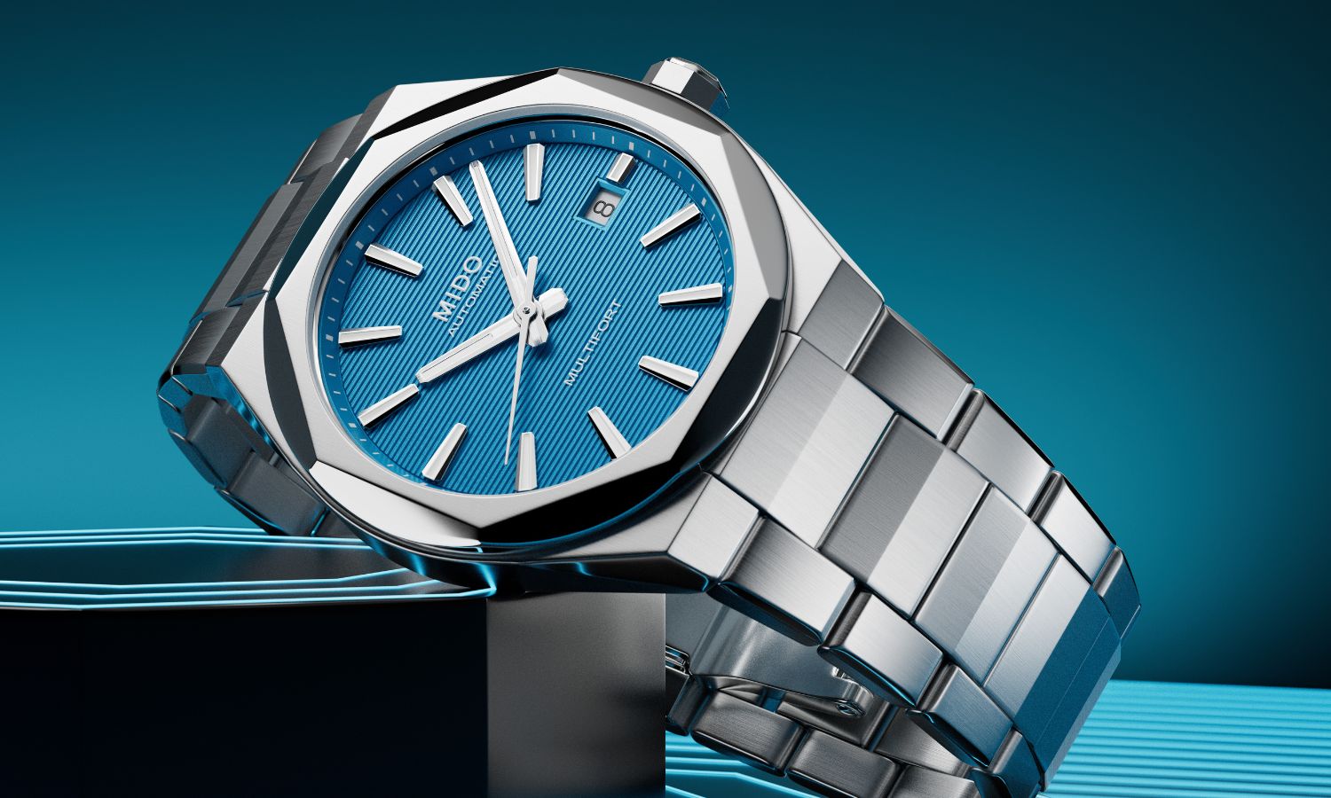 Mido Multifort 8 One Crown Referenz M055.507.11.041.00 mit blauem Zifferblatt am Edelstahlarmband seitlich liegend vor schwarz-blauem Hintergrund