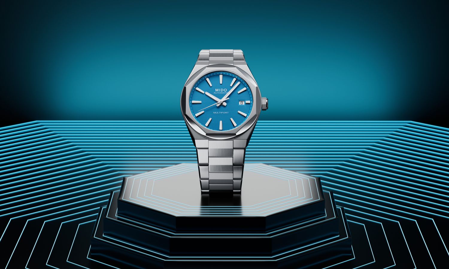 Mido Multifort 8 One Crown Referenz M055.507.11.041.00 mit blauem Zifferblatt am Edelstahlarmband stehend vor schwarz-blauem Hintergrund