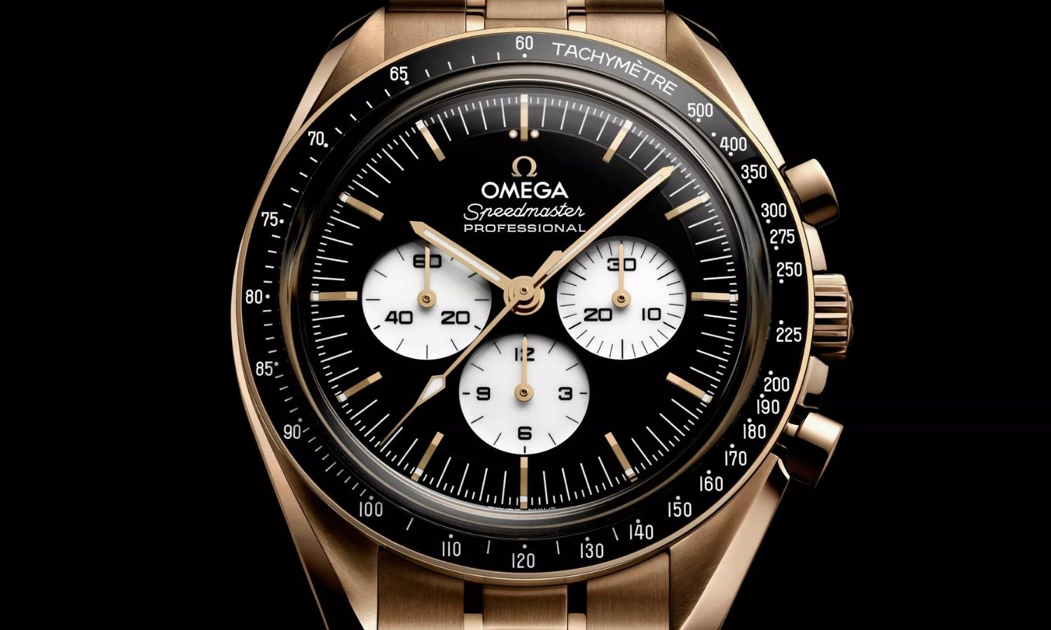 OMEGA Speedmaster Moonwatch Professional „Reverse Panda“ Gold Referenz 310.60.42.50.01.002 mit schwarzem Zifferblatt am Goldarmband abgebildet vor schwarzem Hintergrund