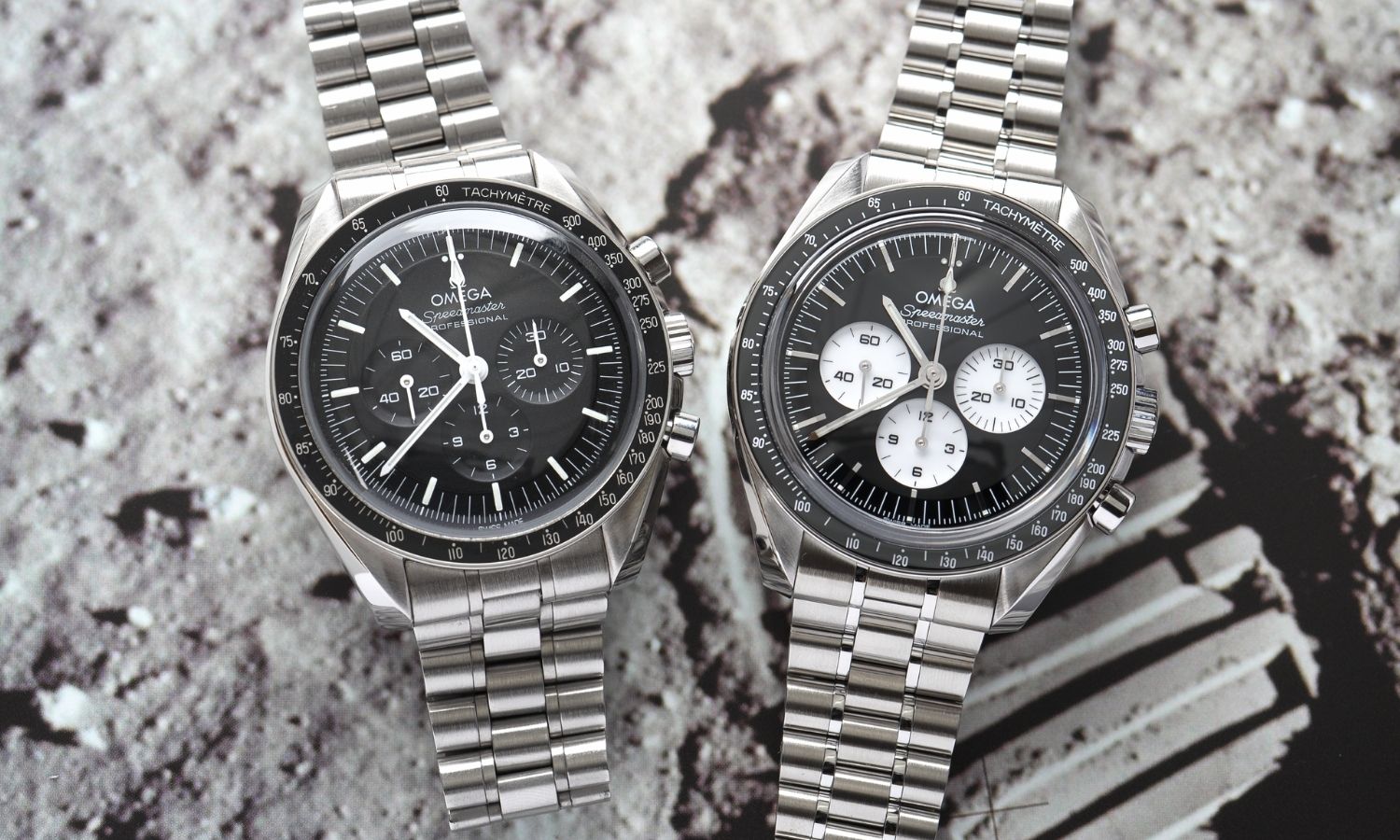 OMEGA Speedmaster Moonwatch Professional Hesalit und OMEGA Speedmaster Moonwatch Professional „Reverse Panda“ Referenz 310.30.42.50.01.004 mit schwarzem Zifferblatt am Edelstahlarmband nebeneinander liegend abgebildet vor einem Mondoberflächen-Hintergrund