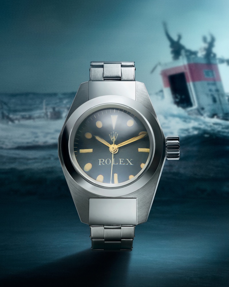 Rolex Deepsea Special der 1960er Jahre vor blauem Hintergrund in Nahaufnahme.
