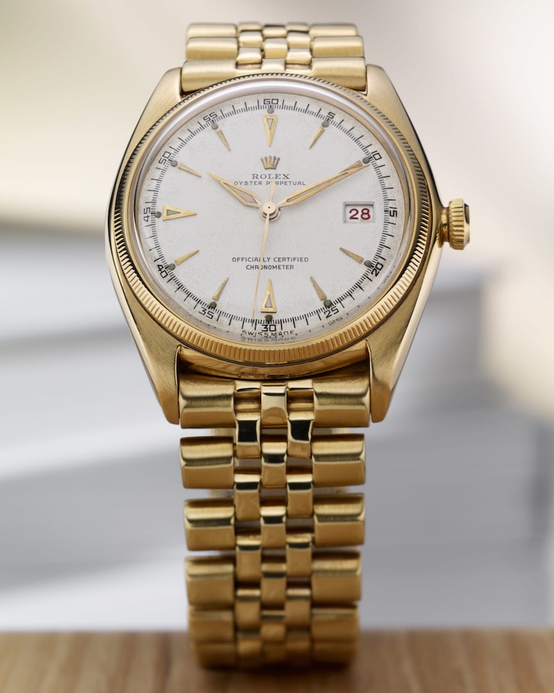 Rolex Oyster Perpetual Vorderseite in Nahaufnahme auf Tisch stehend