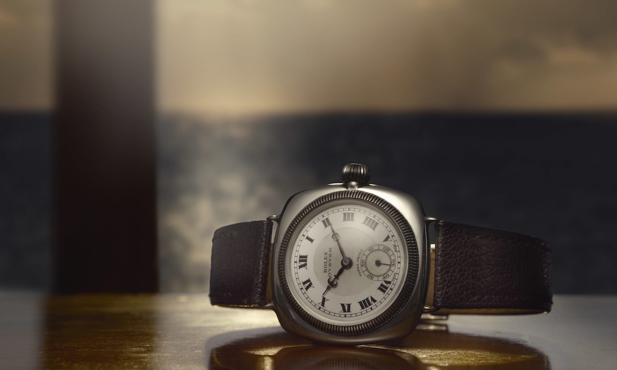 Rolex Oyster aus dem Jahr 1926 liegend am Tisch in Nahaufnahme