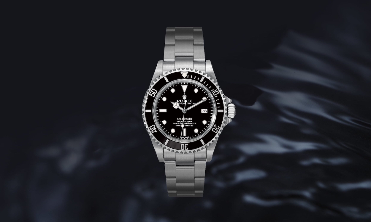 Rolex Sea Dweller 16660 vor schwarzem Hintergrund in Nahaufnahme
