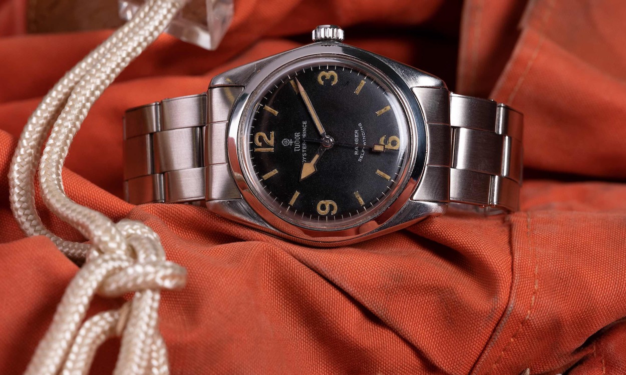 TUDOR Ranger aus dem Jahr 1967 auf orangem Untergrund in Nahaufnahme