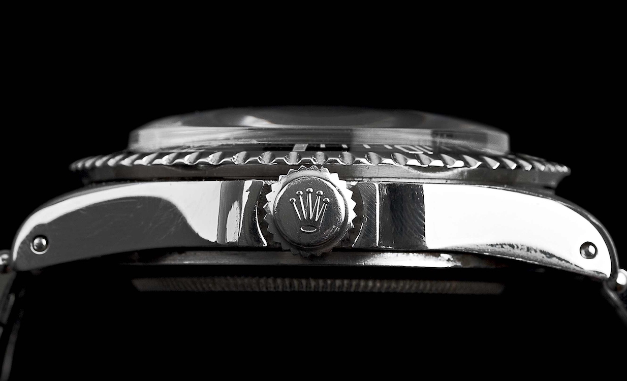 TUDOR in Rolex Oyster Gehäuse vor schwarzem Hintergrund in Nahaufnahme