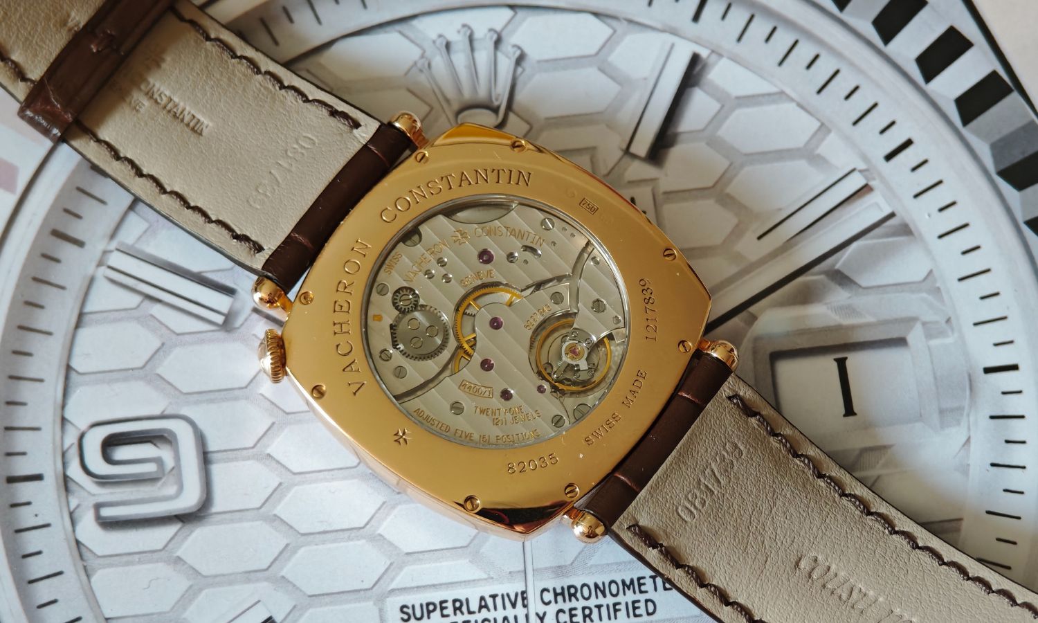 Nahaufnahme des Handaufzugswerks der Vacheron Constantin Historiques American 1921 mir der Referenz 82035/000R-9359