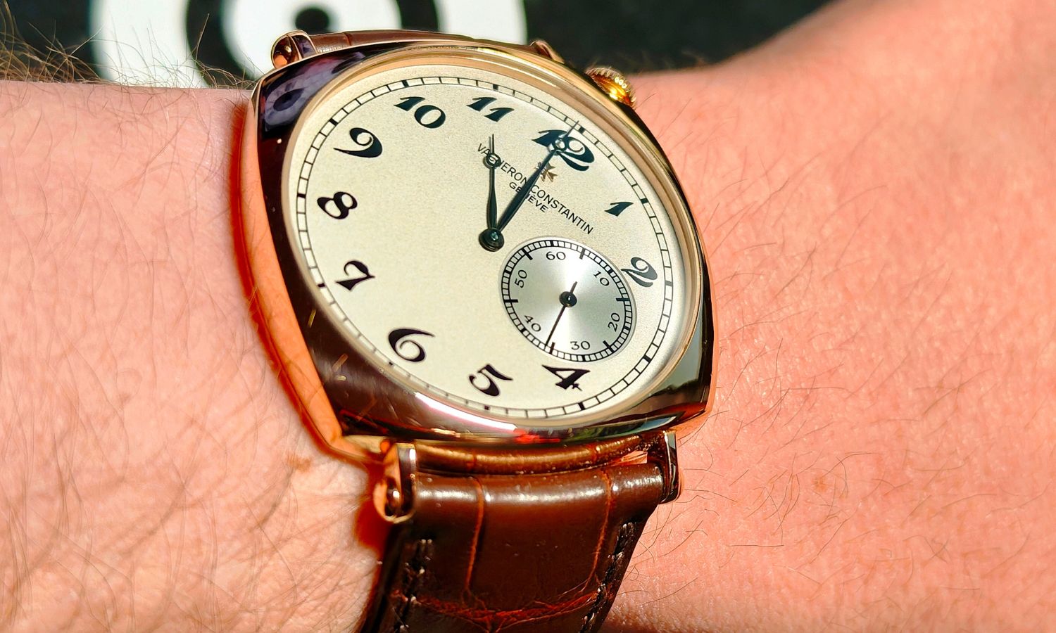 Seitlicher Blick auf die Vacheron Constantin Historiques American 1921 mir der Referenz 82035/000R-9359 auf dem Handgelenk eines Mannes.