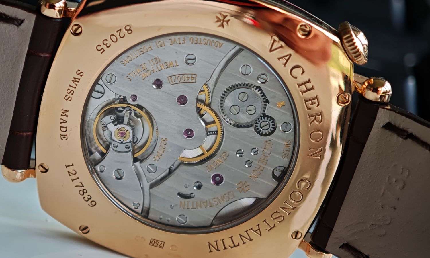 Nahaufnahme des Handaufzugswerks der Vacheron Constantin Historiques American 1921 mir der Referenz 82035/000R-9359