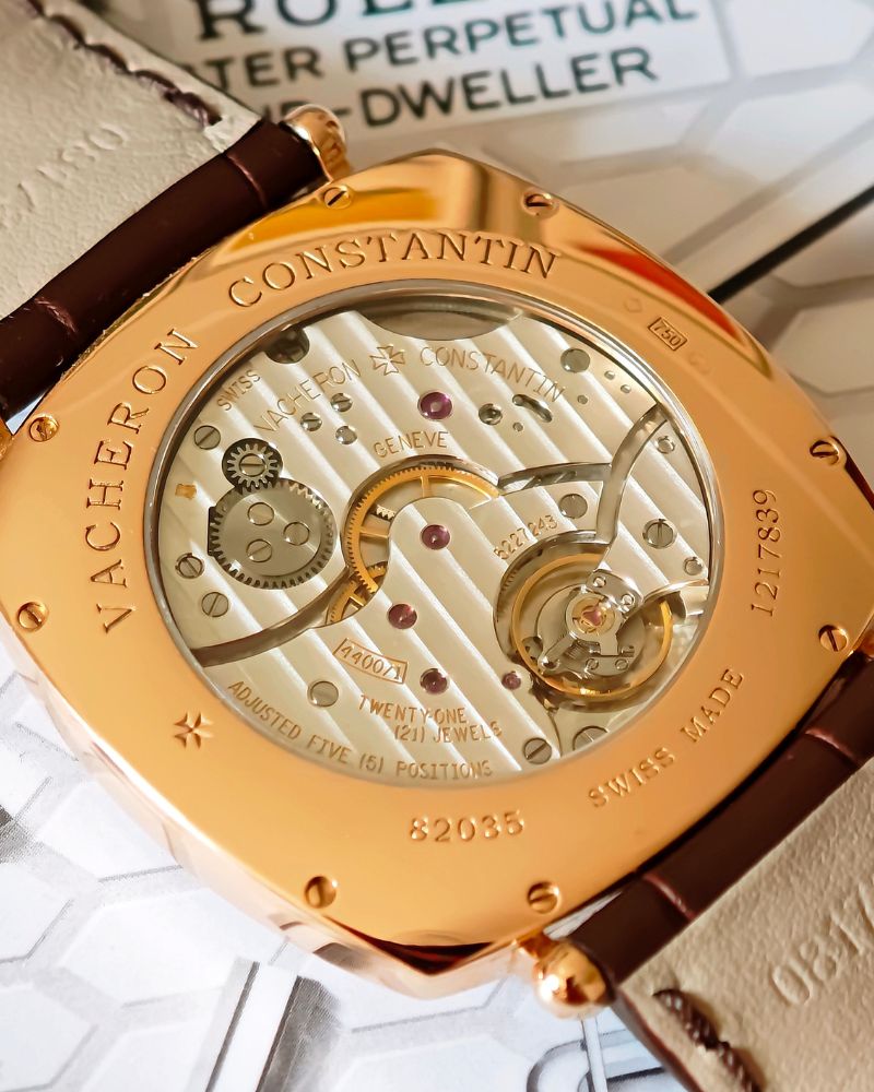 Blick auf die Rückseite der Vacheron Constantin Historiques American 1921 mir der Referenz 82035/000R-9359.