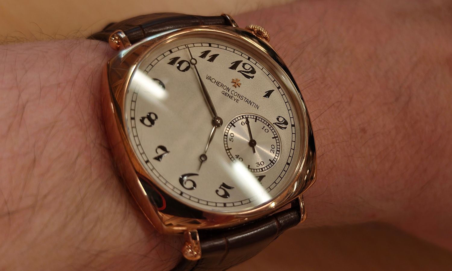 Seitlicher Blick auf die Vacheron Constantin Historiques American 1921 mir der Referenz 82035/000R-9359 auf dem Handgelenk eines Mannes.