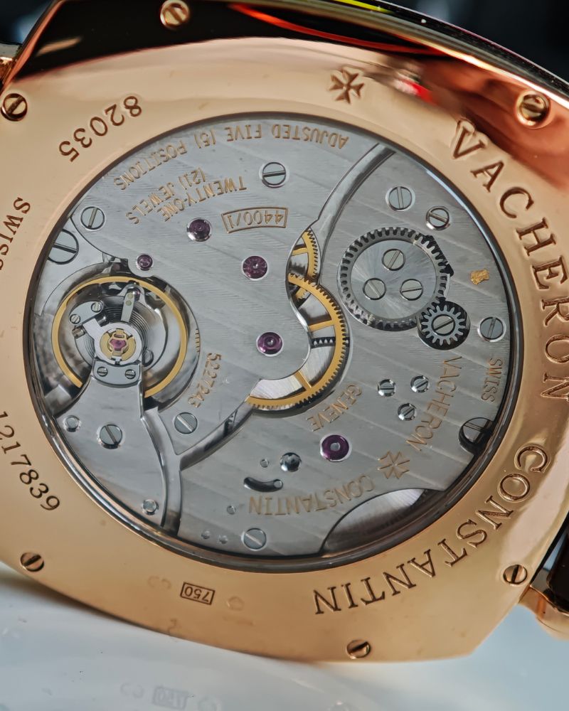 Blick auf das Werk der Vacheron Constantin Historiques American 1921 mir der Referenz 82035/000R-9359