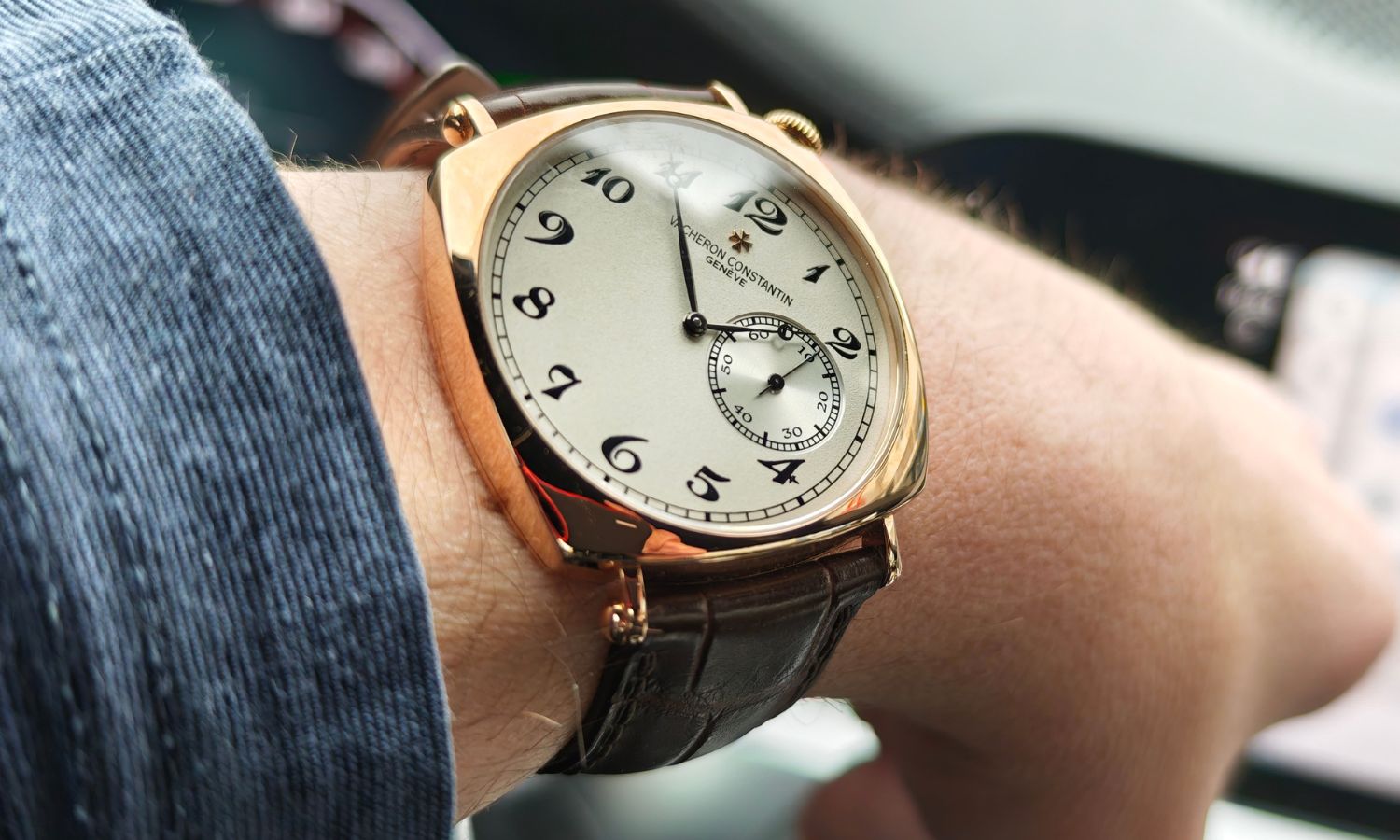 Seitlicher Blick auf die Vacheron Constantin Historiques American 1921 mir der Referenz 82035/000R-9359 auf dem Handgelenk eines Mannes.