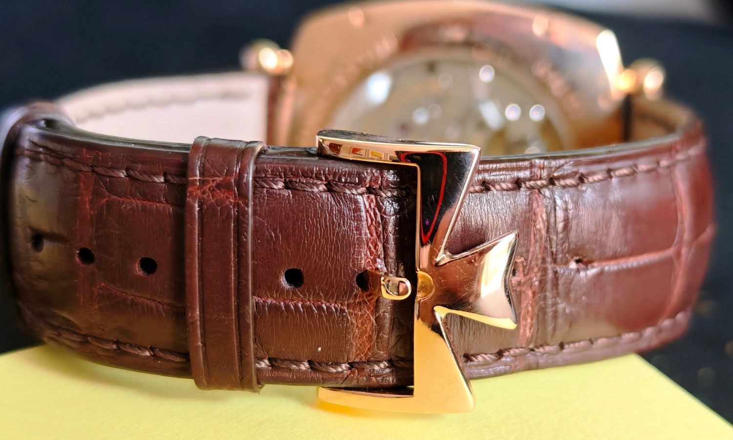 Blick auf das Lederband der Vacheron Constantin Historiques American 1921 mir der Referenz 82035/000R-9359