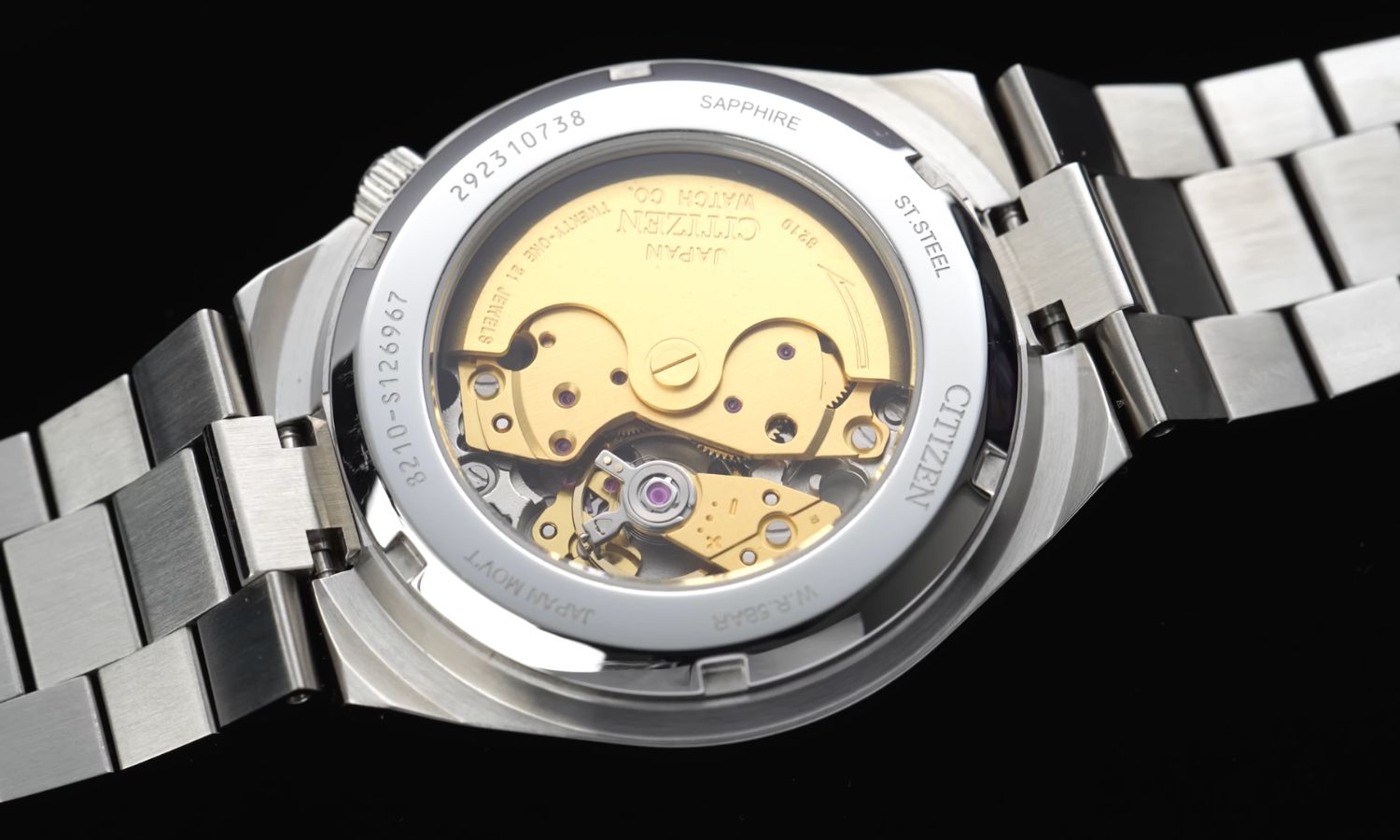 Der Gehäuseboden mit Blick auf das Uhrwerk der Citizen Tsuyosa