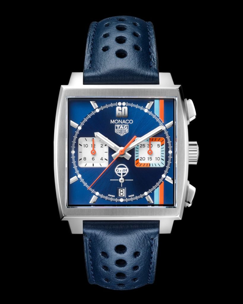 auf dem Bild ist die TAG HEUER Monaco, Gulf-Edition, am blauen, rennfahrertypischen gelochter Lederarmband