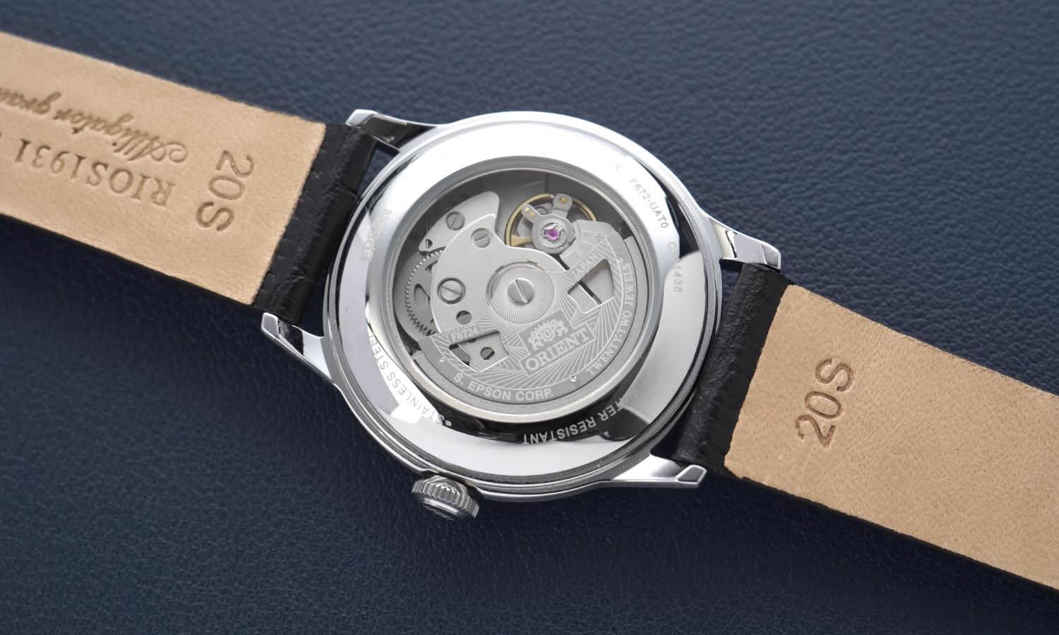 Der Gehäuseboden mit Blick auf das Uhrwerk der Orient Bambino 38