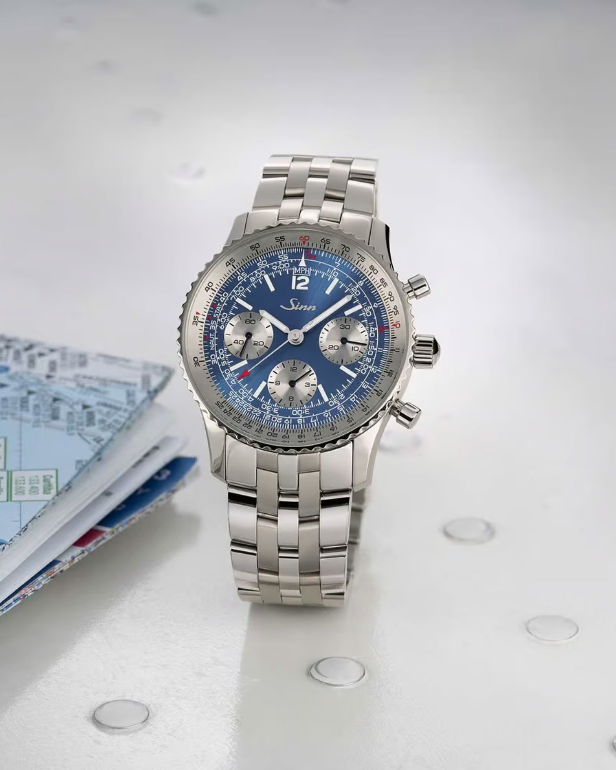 Sinn 903 Ti II Jubiläum mit dunkelblauem Zifferblatt am Edelstahlarmband stehend von vorne abgebildet