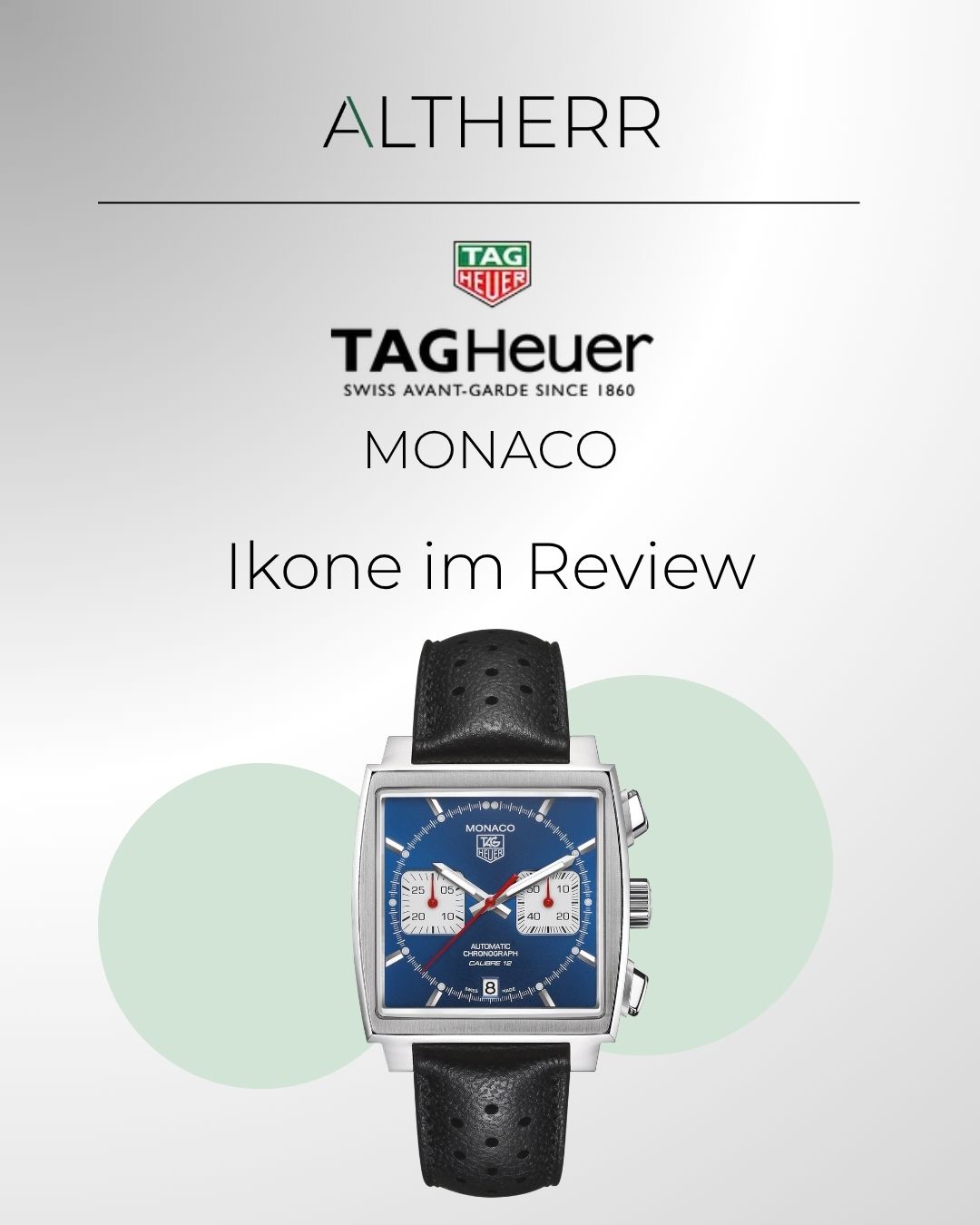 TAG HEUER Monaco Calibre 12 mit blauem Zifferblatt am schwarzen Lederarmband stehend von vorne abgebildet vor grauem Hintergrund mit grünen Kreisen