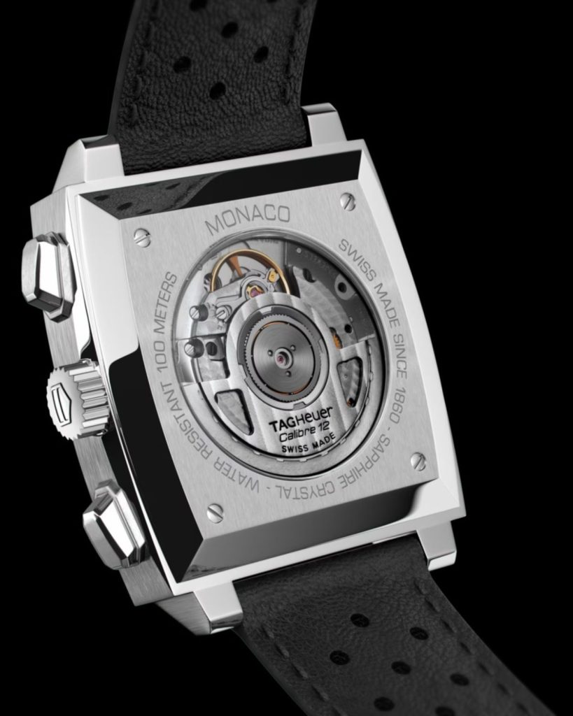 Blick auf die Rückseite der HEUER Monaco, Calibre 12. Der Saphirglasboden gibt den Blick auf das Uhrwerk frei.