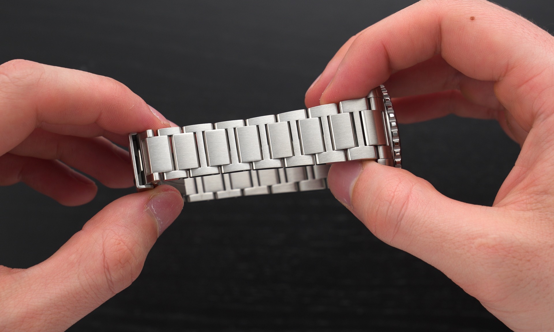 Das H-Link Edelstahlarmband der Longines HydroConquest in zwei Händen gehalten