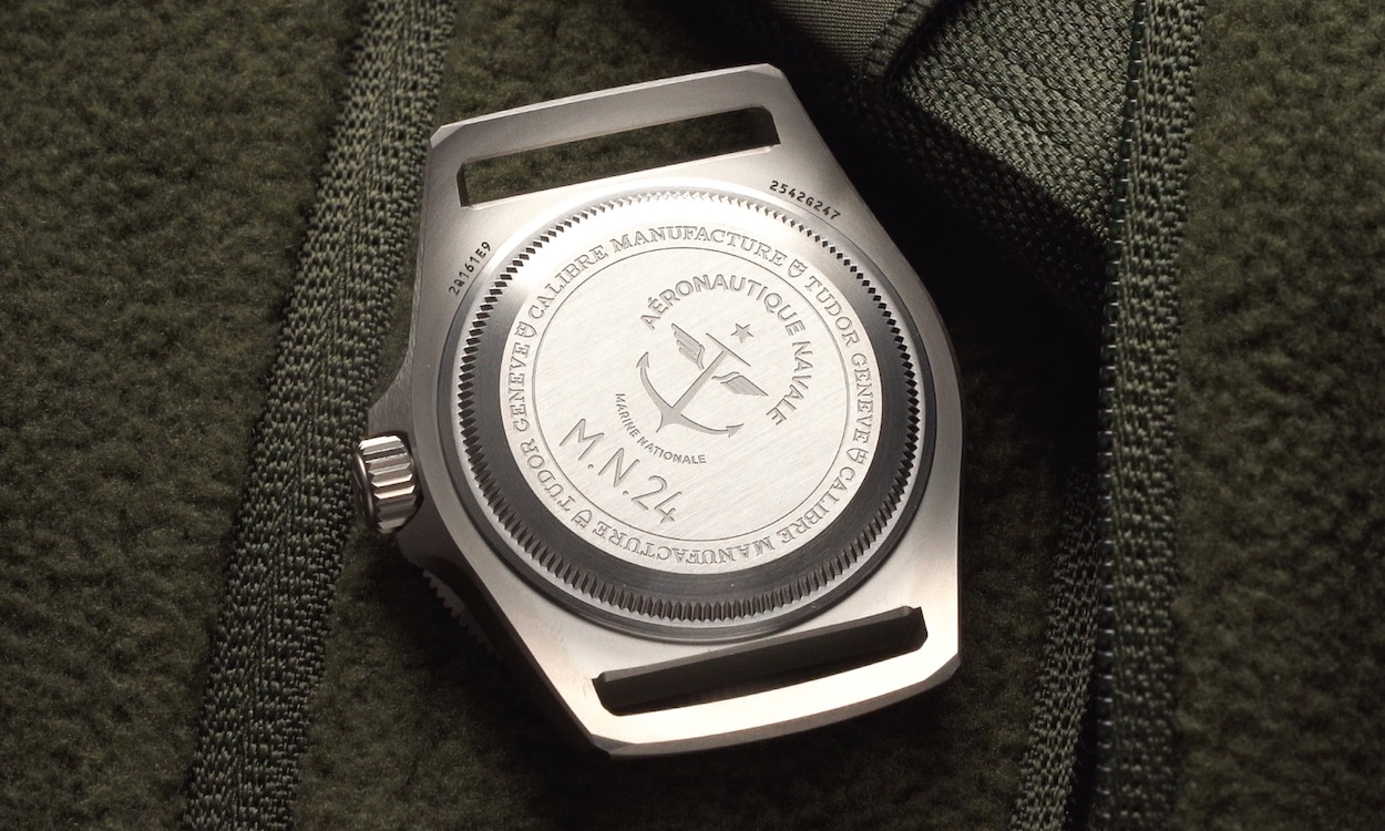 TUDOR Pelagos FXD GMT Gehäuseboden auf grünem Untergrund