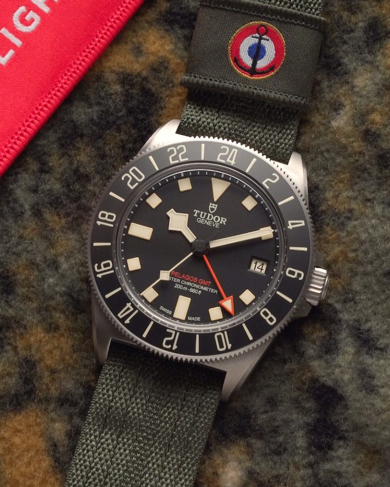 TUDOR Pelagos FXD GMT in Nahaufnahme auf Steinplatte