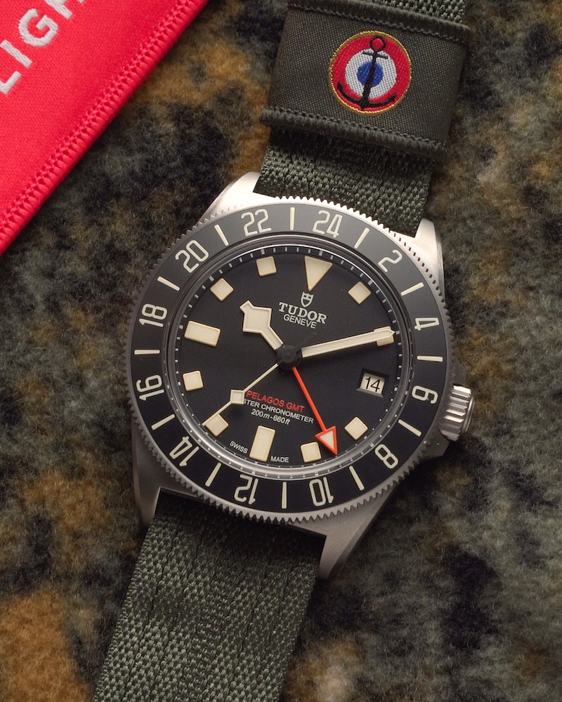TUDOR Pelagos FXD GMT in Nahaufnahme auf Steinplatte