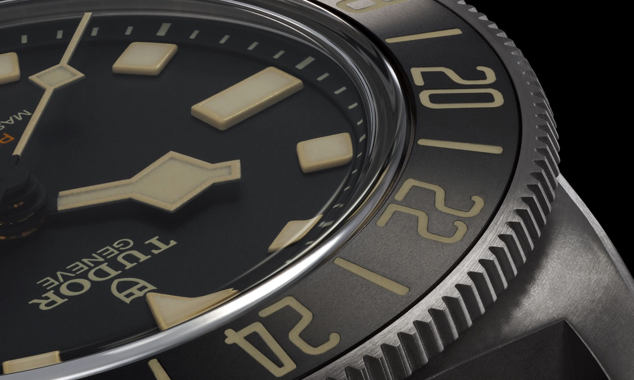 Zifferblatt der TUDOR Pelagos FXD GMT mit Snowflake Zeiger und Vanilla Lume.