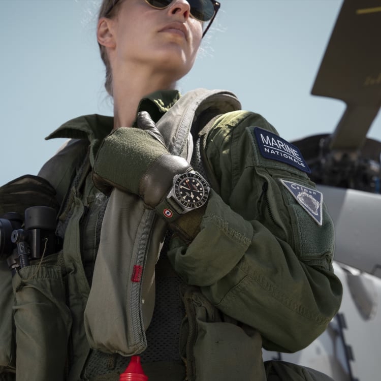 TUDOR Pelagos FXD GMT am Handgelenk einer Frau in Nahaufnahme.