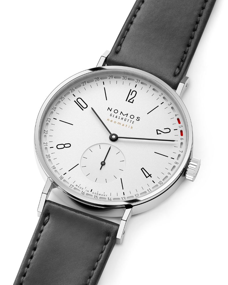 Seitlicher Blick auf die NOMOS neomatik update in der Stahlversion mit schwarzem Lederband.