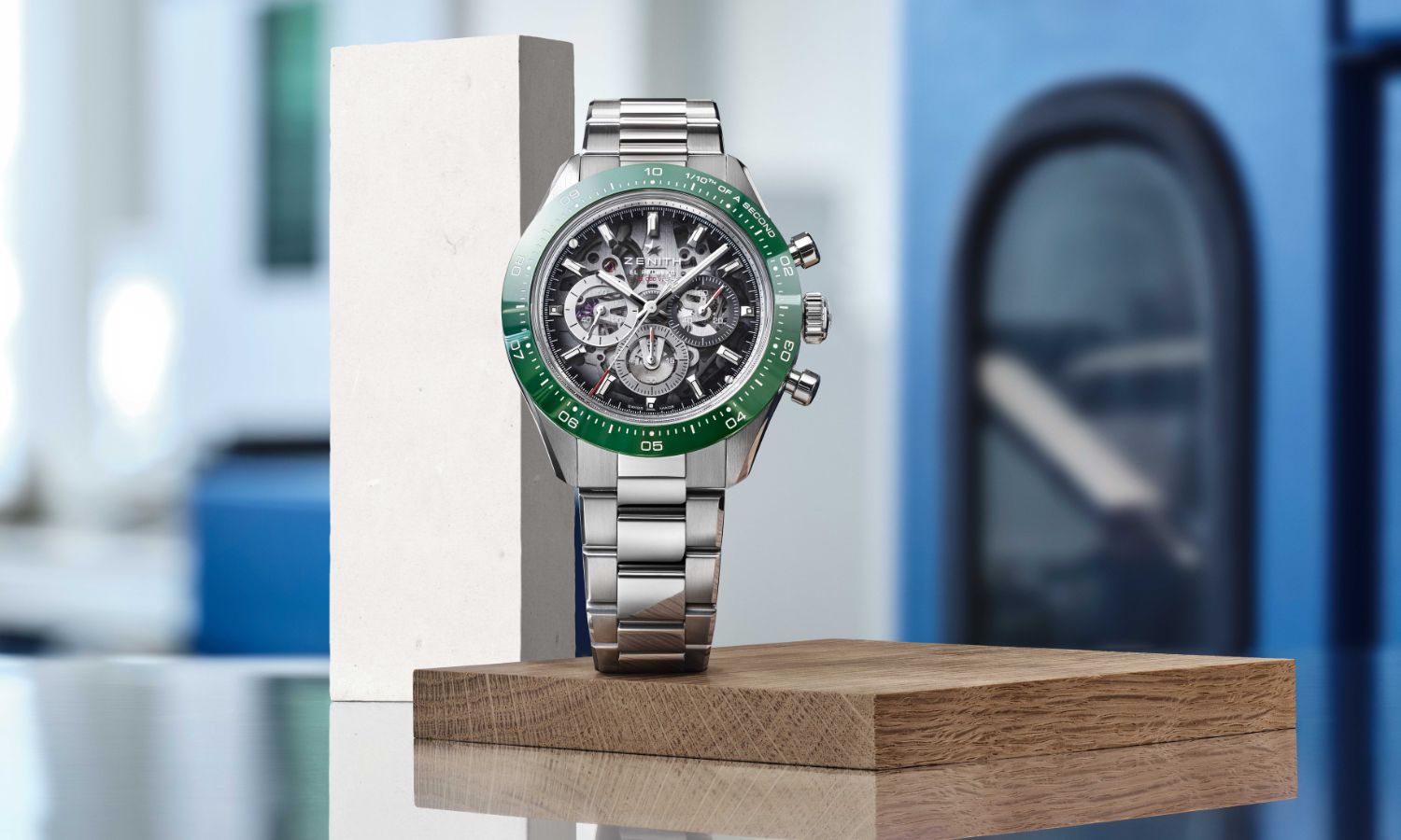 Blick von vorne auf die neue ZENITH CHRONOMASTER Sport Skeleton mit grüner Lünette.