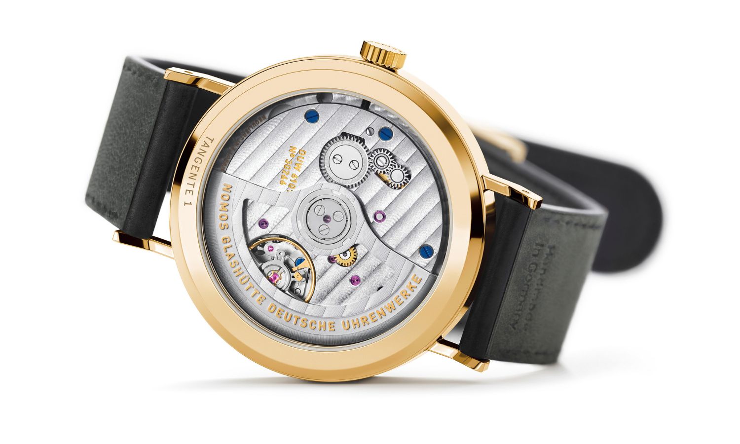 Blick auf die Rückseite der goldenen NOMOS neomatik update. Durch den Saphirglasboden sieht man das schön verzierte Kaliber DUW 6101.