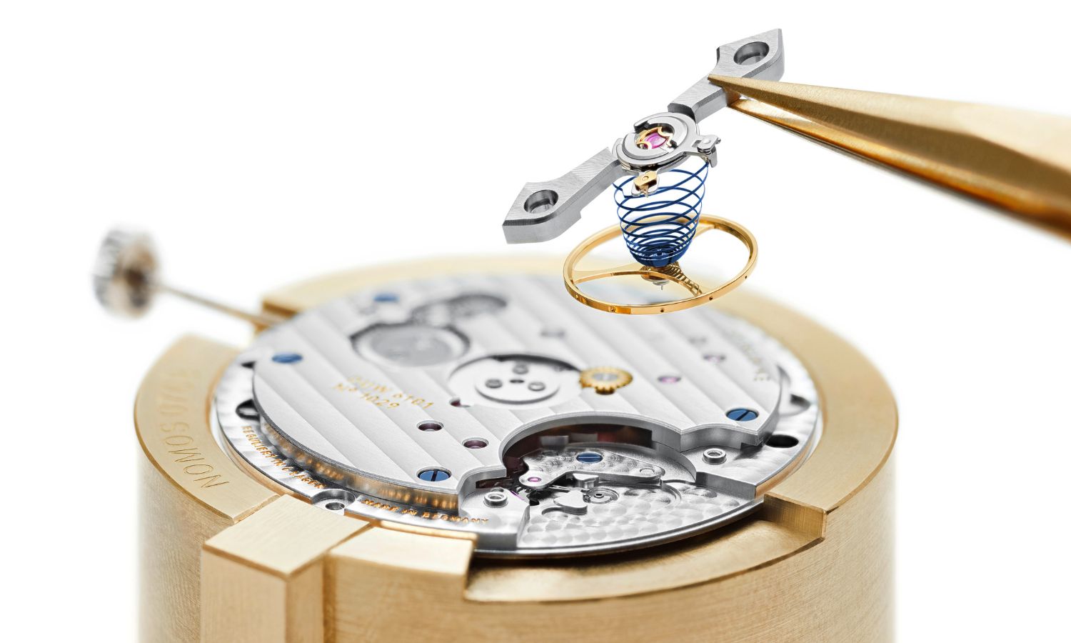 Blick auf das Werk DUW 6101 von NOMOS, das gerade zusammengebaut wird.