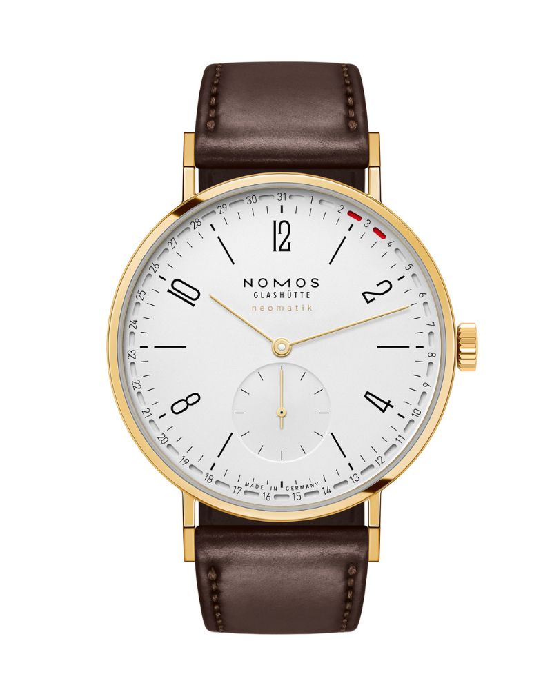 Blick von vorne auf die NOMOS neomatik update in der Goldversion und mit braunem Lederband.