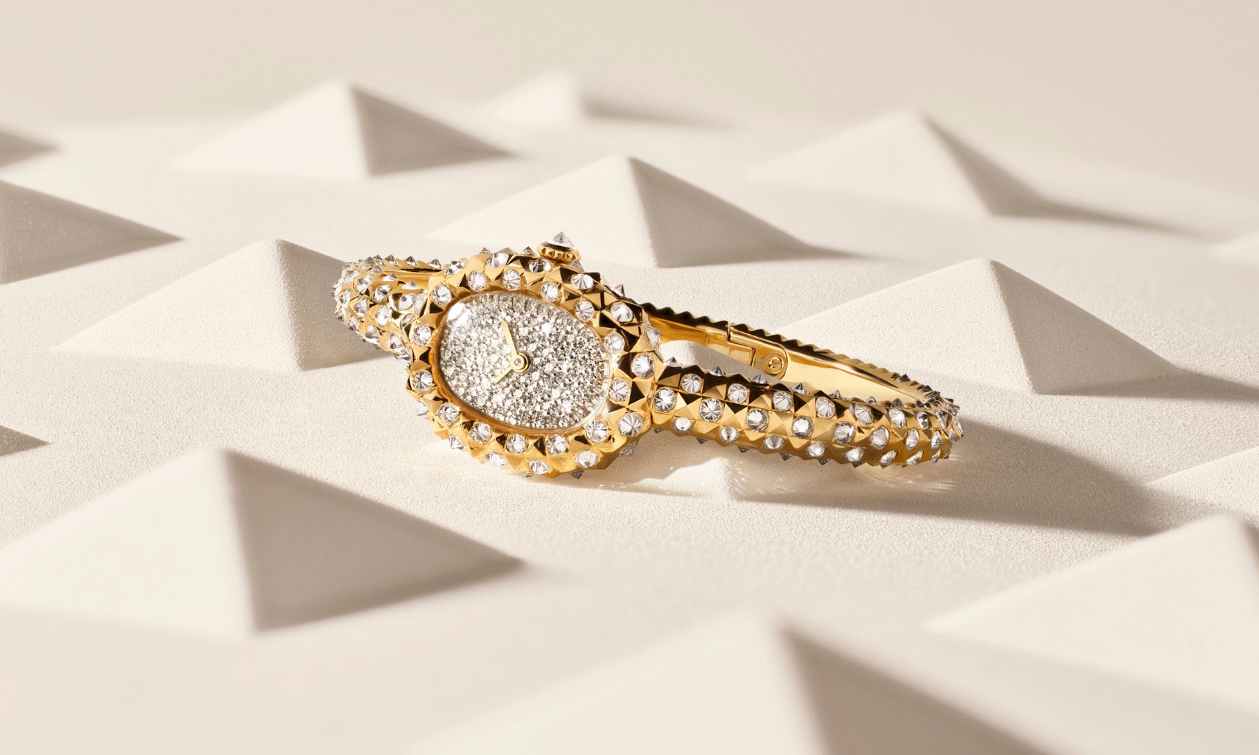 Diamantbesetzte Cartier Baignoire auf linker Flanke liegend auf Pyramidenuntergrund