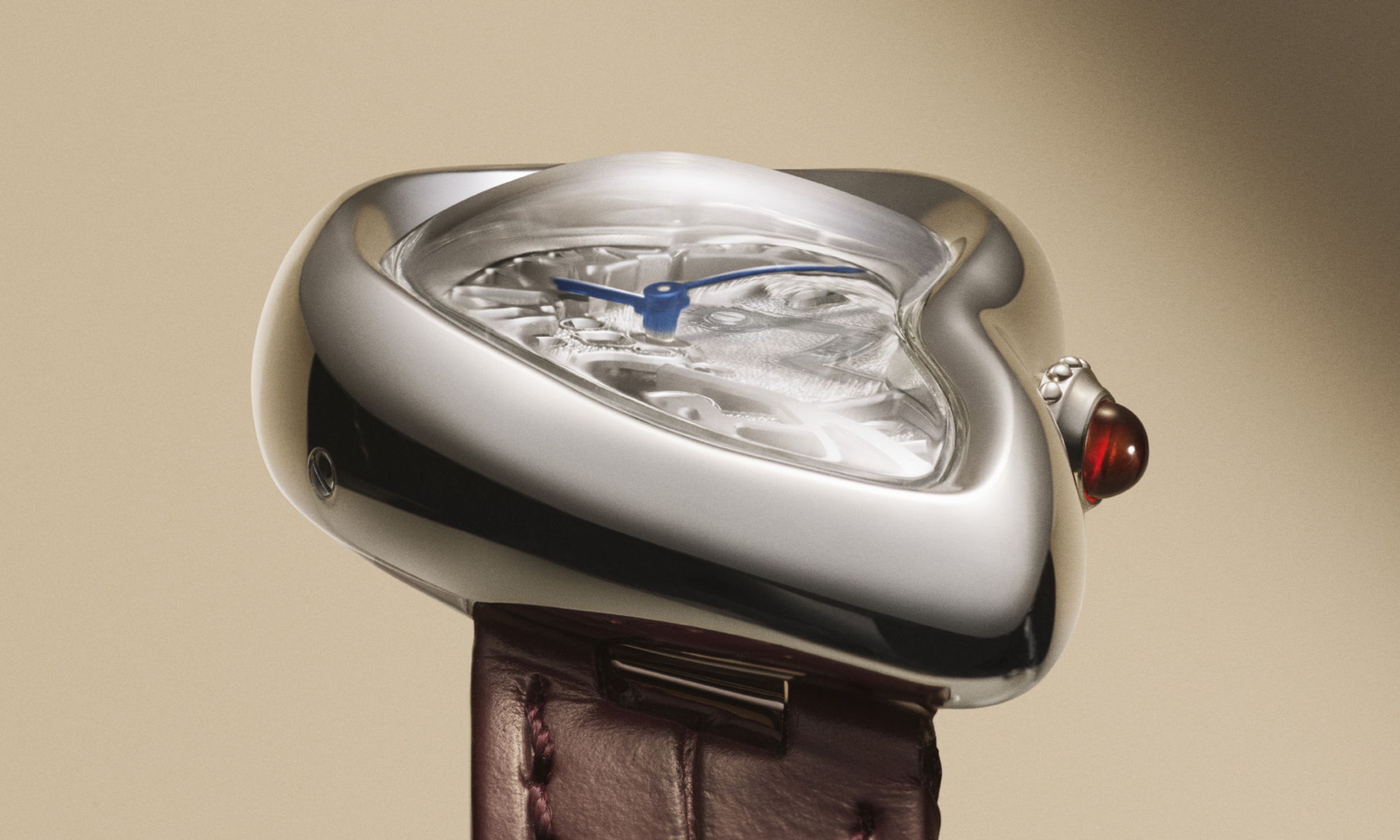 Detailaufnahme der unteren Gehäuseflanke einer skelletierten Cartier Crash