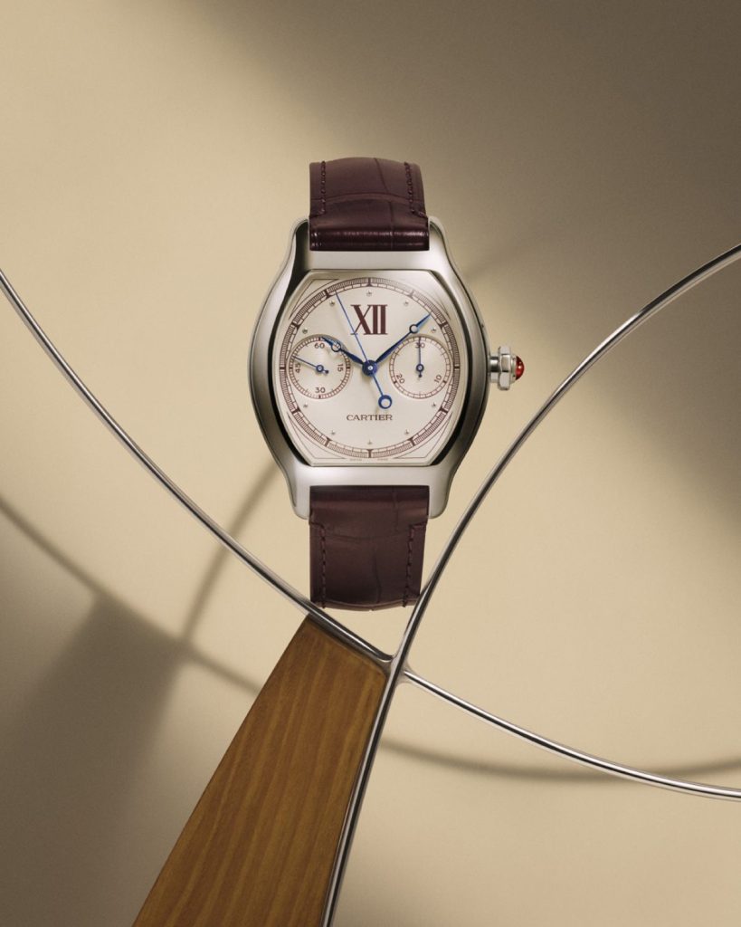 Cartier Privé in der Frontalansicht vor beigem Hintergrund mit Draht