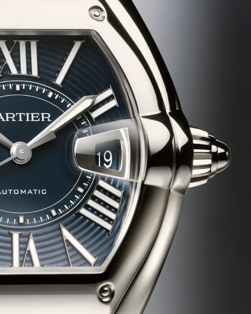 Nahaufnahme des Datumsfensters der Cartier Roadster mit dunkelgrauem Zifferblatt