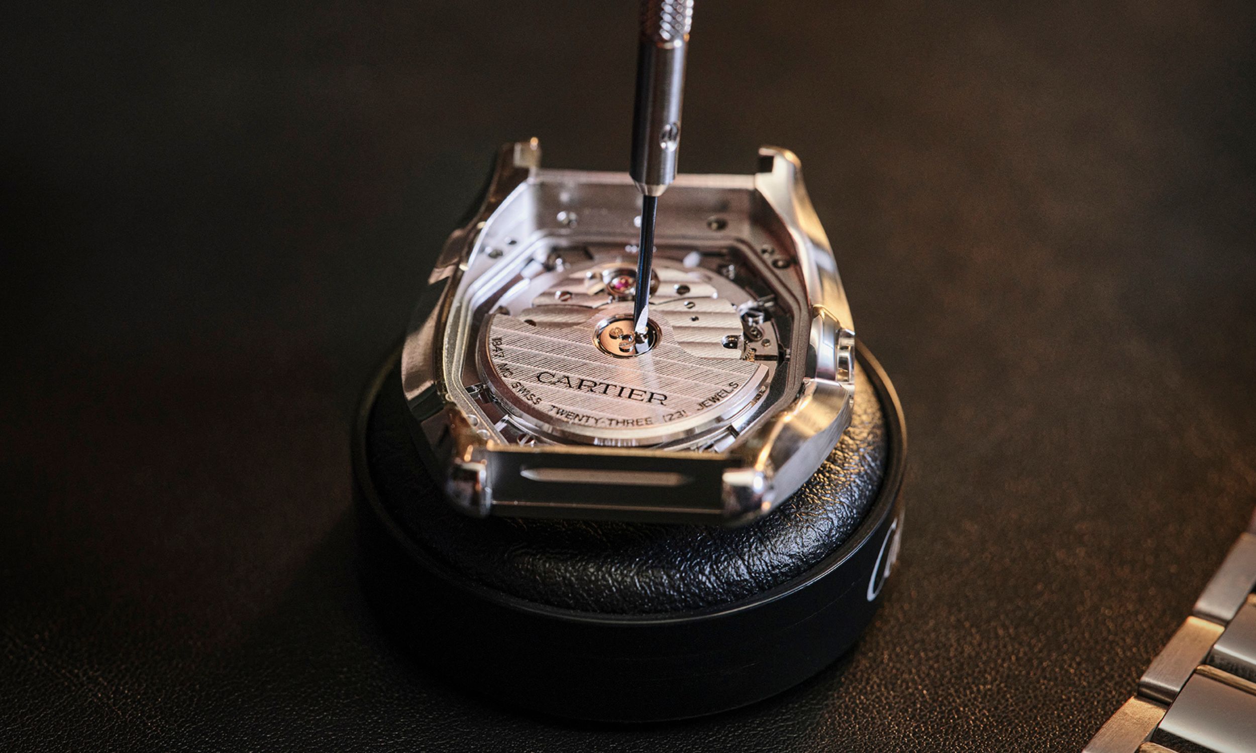 Detailaufnahme eines Schraubenziehers, der die Rotor-Ankerschrauben festzieht