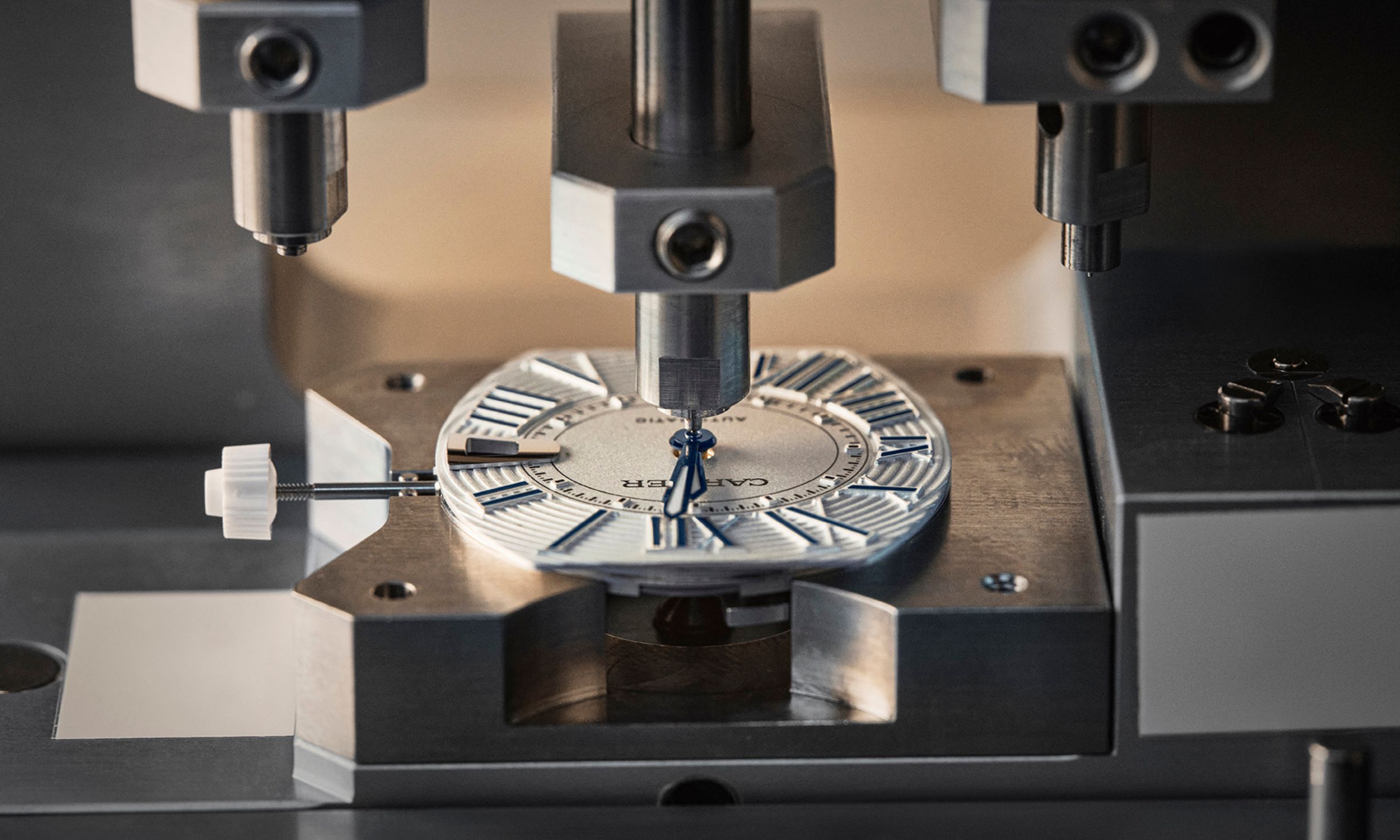 Zifferblatt der Roadster in einer Maschine, während die Zeiger aufgesetzt werden