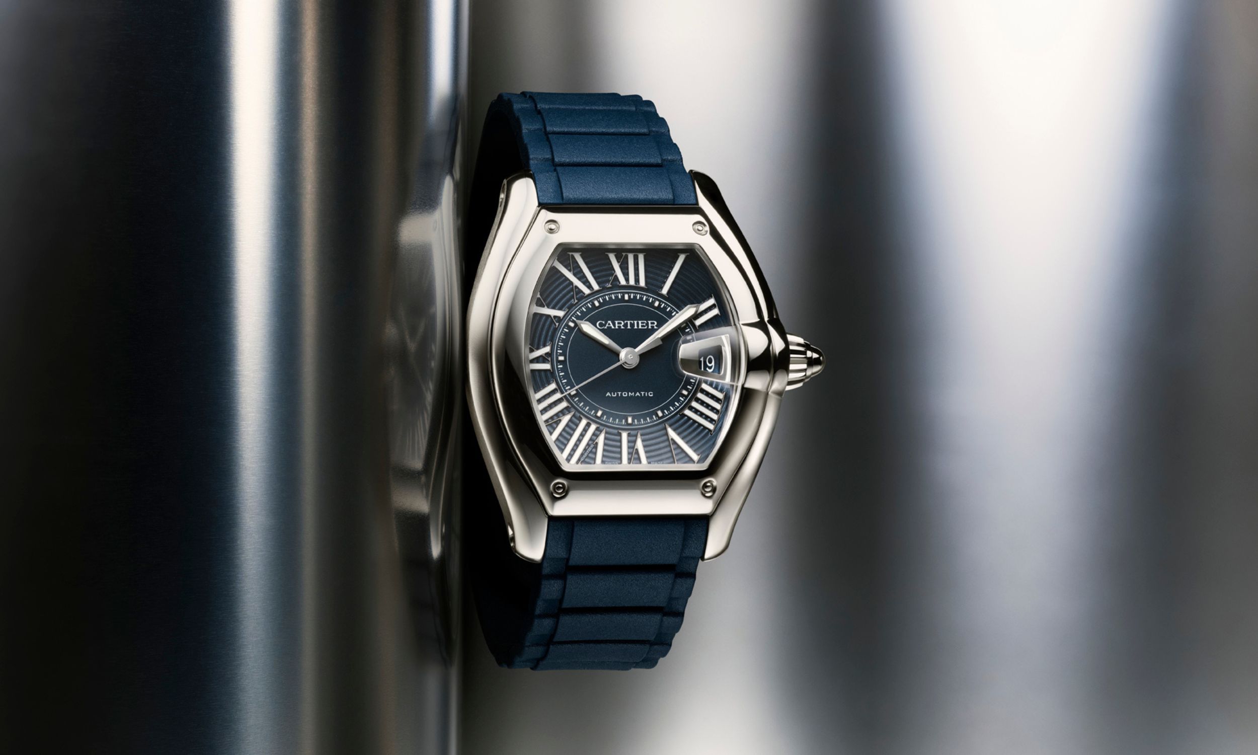 Cartier Roadster mit blauem Zifferblatt am blauen Kautschukarmband