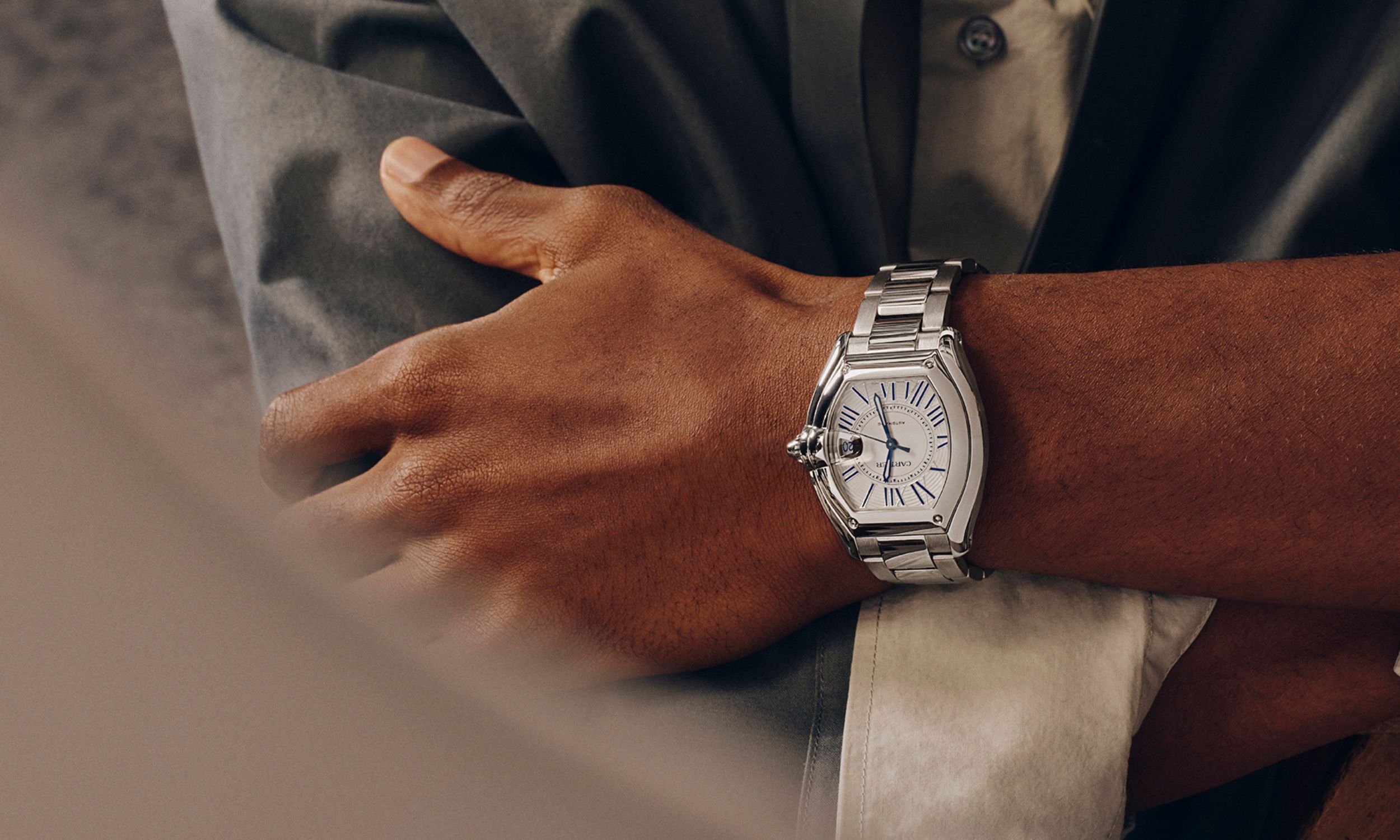 Wristshot einer Cartier Roadster am Handgelenk einer schwarzen Person