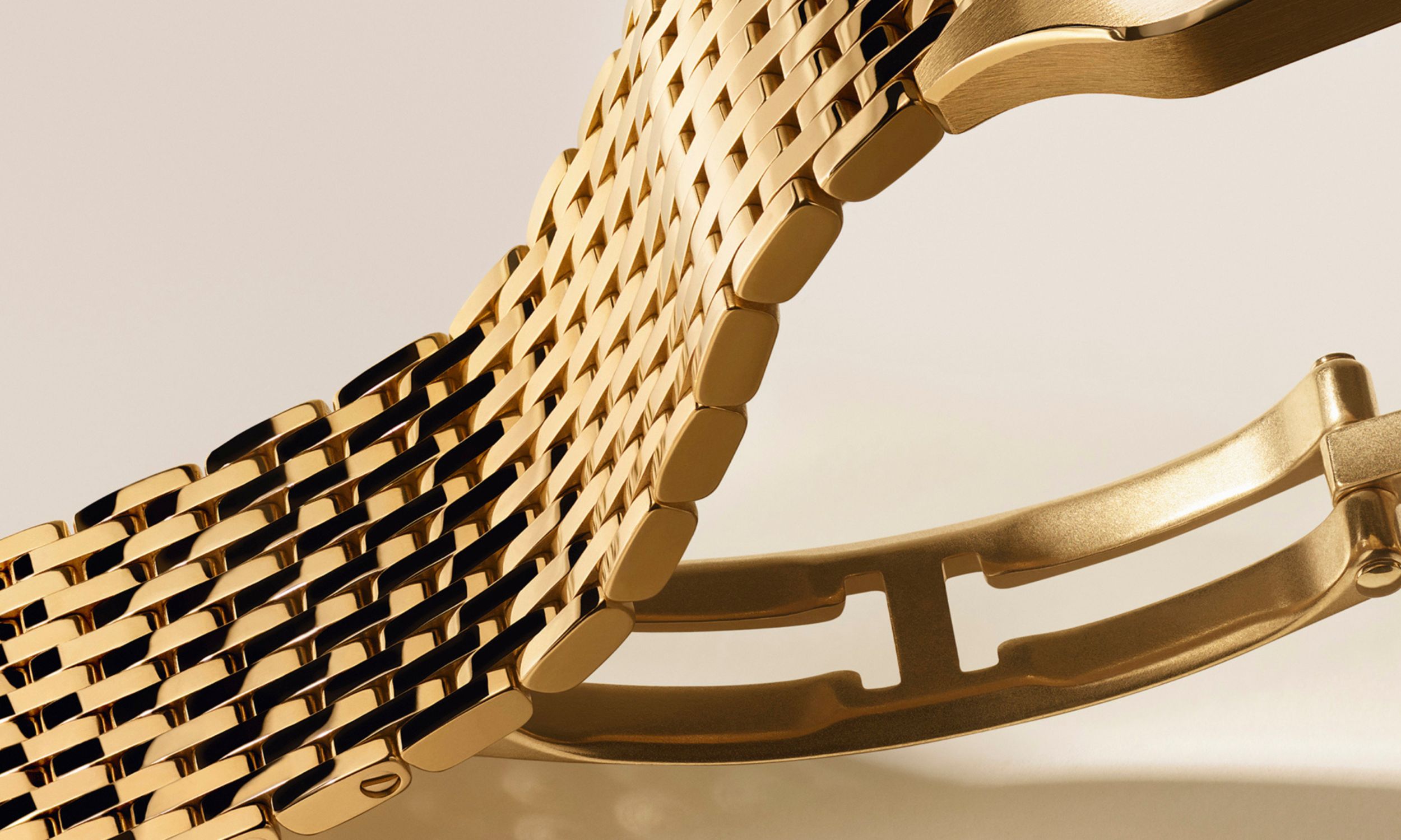 Naheaufnahme des vielgliedrigen Edelmetallarmbands mit offener Faltschließe