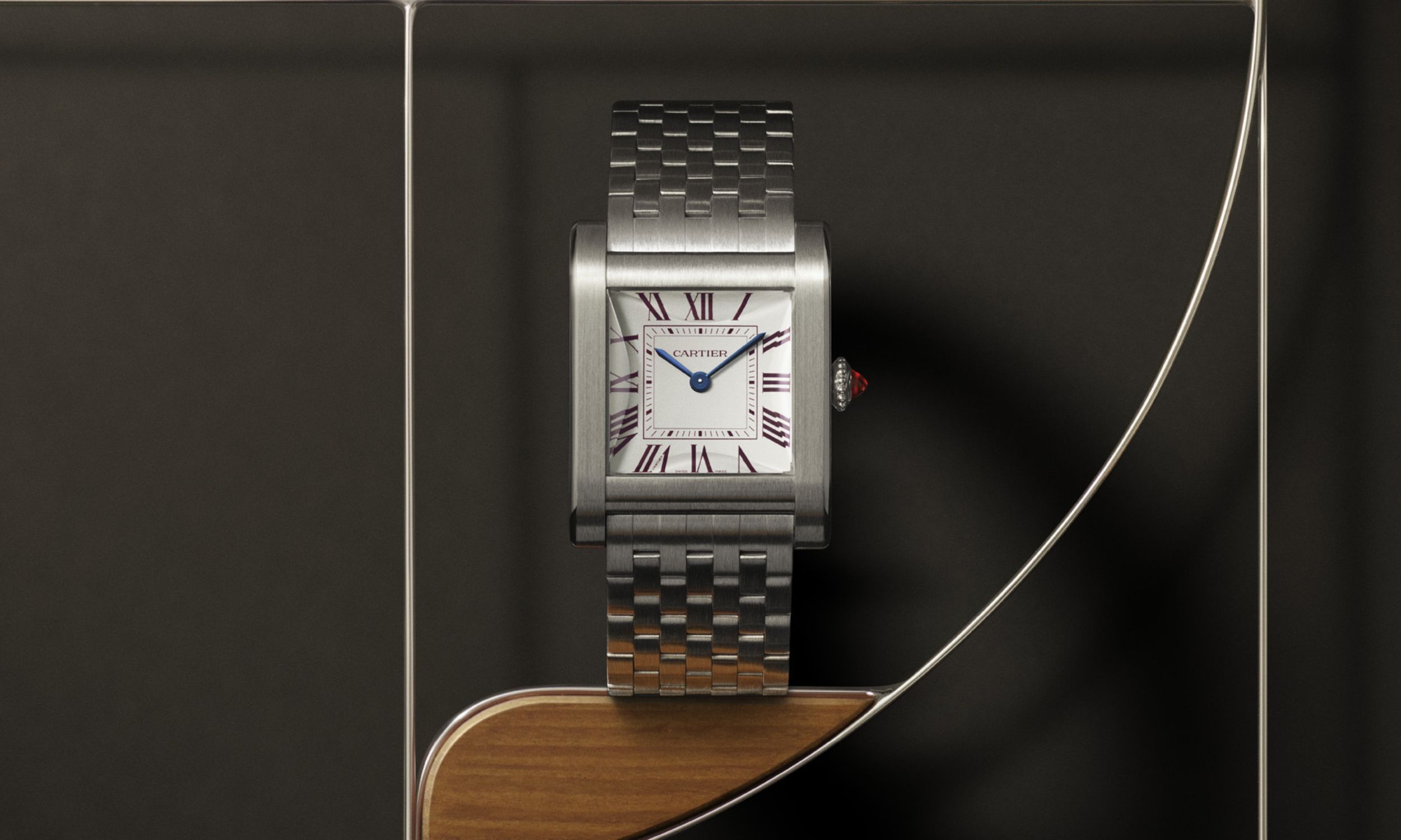 Nahaufnahme einer Cartier Tank Normale aus der Frontalen vor geometrischem Hintergrund