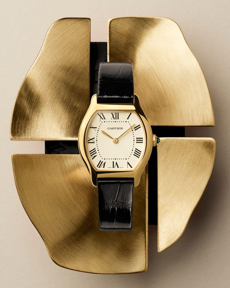 Cartier Tortue in der Frontalansicht auf einem goldenen Ornament