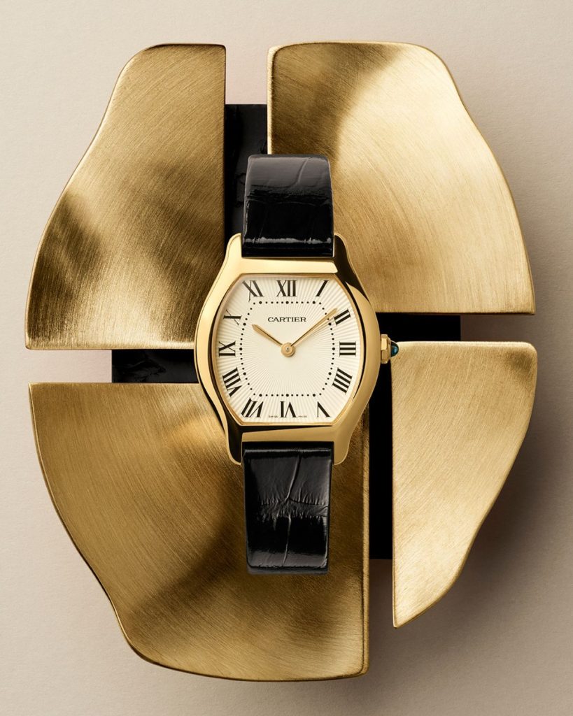 Cartier Tortue in der Frontalansicht auf einem goldenen Ornament