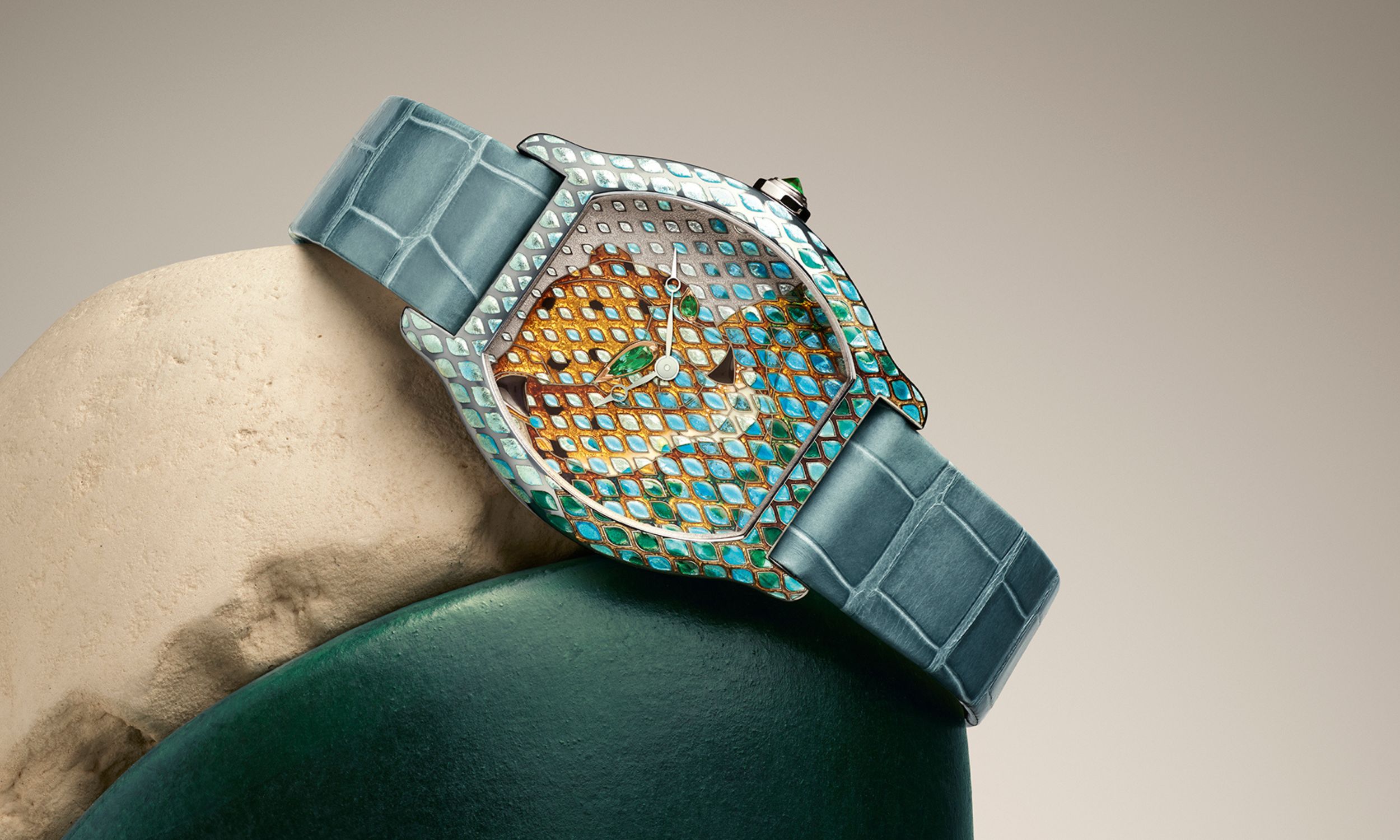 Cartier Tortue Panthère schräg auf einem Stein liegend